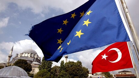 Flaggen der EU und der Türkei / © Tolga Bozoglu (dpa)