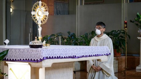 Eucharistische Anbetung mit Mundschutz / © Cristian Gennari (KNA)