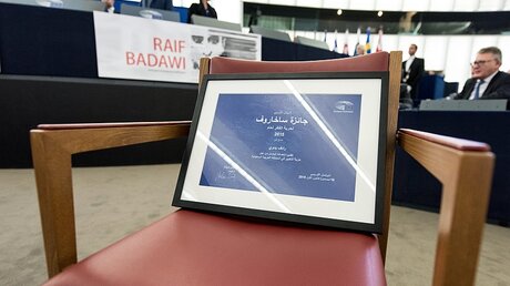 Leerer Stuhl mit dem Sacharow-Preis für Raif Badawi / © Patrick Seeger (dpa)