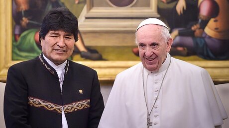 Evo Morales und Papst Franziskus / © Stefano Spaziani (KNA)