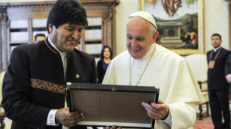 Evo Morales und Papst Franziskus / © Paolo Galosi (KNA)