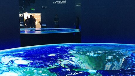 Techniker beobachten eine Lichtshow zum Thema Erneuerbare Energie im deutschen Pavillon auf der Expo in Astana / © Friedemann Kohler (dpa)