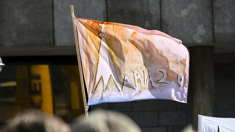  Fahne mit der Aufschrift "Maria 2.0" bei einer Demonstration der Initiative Maria 2.0 / © Harald Oppitz (KNA)