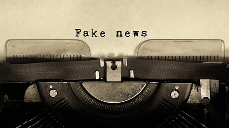 Fake News auf einer Schreibmaschine / © Nokuro (shutterstock)