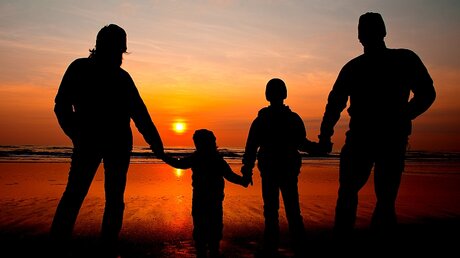 Junge Familie im Sonnenuntergang / © Patrick Pleul (dpa)