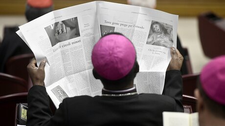 Zeitungslektüre bei der Synode / © Cristian Gennari (KNA)