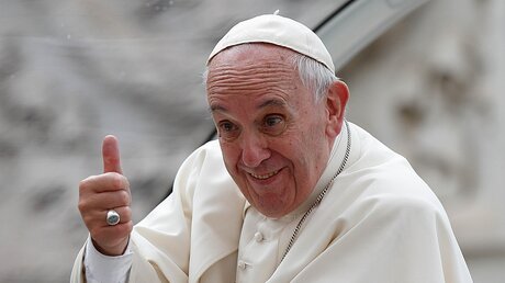 Papst Franziskus: Daumen hoch / © Paul Haring (KNA)