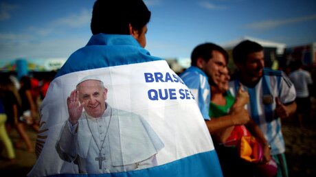 Argentinische Flagge mit Papst Franziskus (dpa)