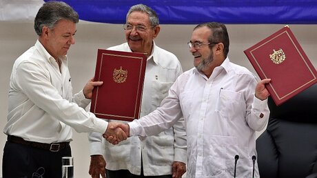 Historischer Moment: Das Waffenstillstandsabkommen ist unterzeichnet / © Alejandro Ernesto (dpa)