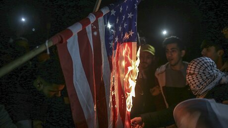 Fatah-Mitglieder verbrennen in Gaza-Stadt eine amerikanische Flagge / © Wissam Nassar (dpa)