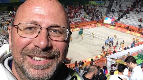 Olympia-Seelsorger Rolf Faymonville besucht Beachvolleyball-Turnier (Erzbistum Köln)