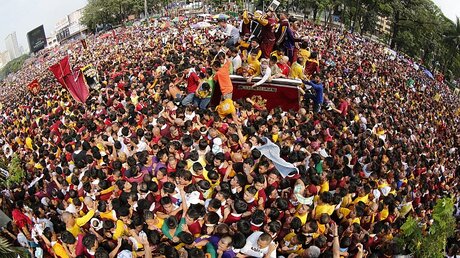 Gläubige bei Prozession von Christusstatue in Manila  (dpa)