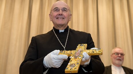 Münsters Bischof Felix Genn präsentiert das wiedergefundene Stiftskreuz / © Harald Oppitz (KNA)