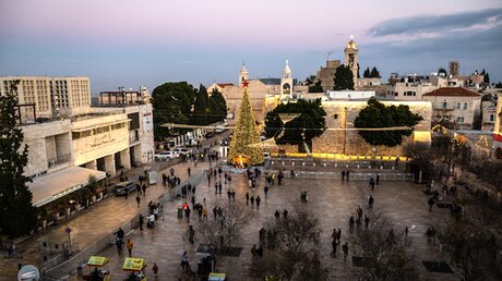Festlich beleuchteter Krippenplatz in Bethlehem / © Andrea Krogmann (KNA)