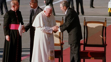 Fidel Castro begrüßt Papst Johannes Paul II.  / © Anton Fuchs (KNA)