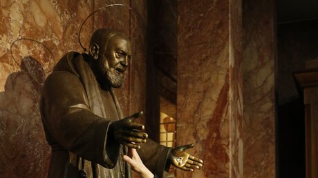 Figur des Heiligen Pater Pio / © Paul Haring (KNA)