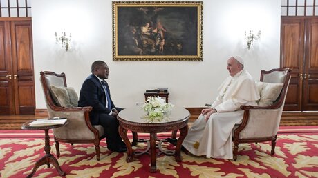 Filipe Nyusi, Staatspräsident von Mosambik, und Papst Franziskus in seinem Amtssitz in Maputo / © Vatican Media/Romano Siciliani (KNA)