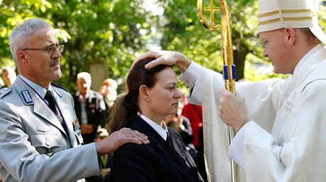 Militärbischof Overbeck spendet das Sakrament der Firmung / © Christina Lux (kmba)