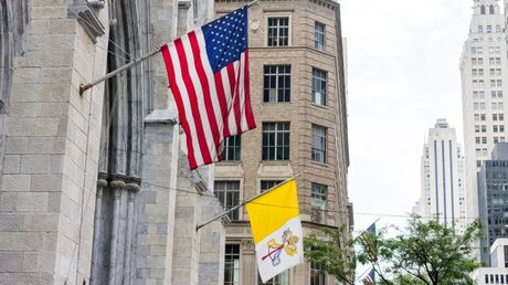 Flaggen der USA und des Vatikan / © Joaquin Ossorio Castillo (shutterstock)