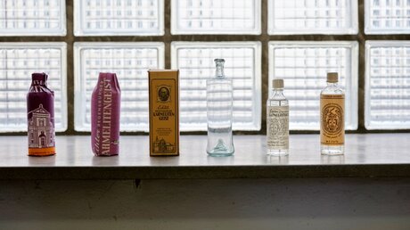 Flaschen unterschiedlicher Jahrgänge mit dem "Echten Regensburger Karmelitengeist" / © Dieter Mayr (KNA)