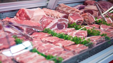 Fleischtheke in einem Supermarkt / © wavebreakmedia (shutterstock)