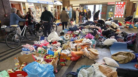 Spenden für die Flüchtlinge im Flensburger Bahnhof / © Christian Charisius (dpa)
