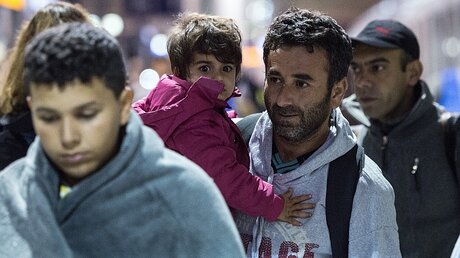 Flüchtlinge an der Drehscheibe am Kölner Flughafen / © Federico Gambarini (dpa)