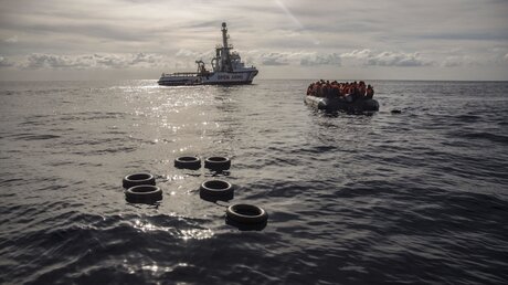 Flüchtlinge in einem Schlauchboot im Mittelmeer / © Olmo Calvo (dpa)