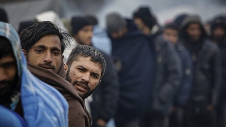 Flüchtlinge warten in der Kälte / © Amel Emric (dpa)