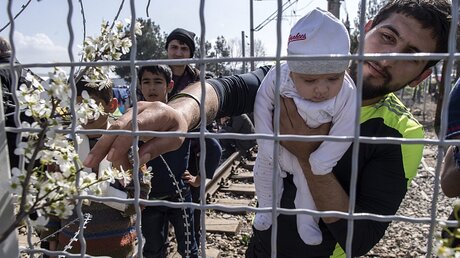 Flüchtlinge hinter Zaun (hier in Griechenland) / © Georgi Licovski (dpa)