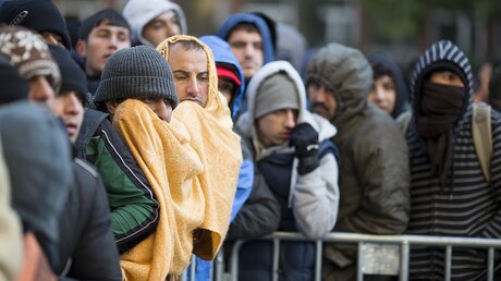 Flüchtlinge warten in Berlin auf Registrierung / © Kay Nietfeld (dpa)