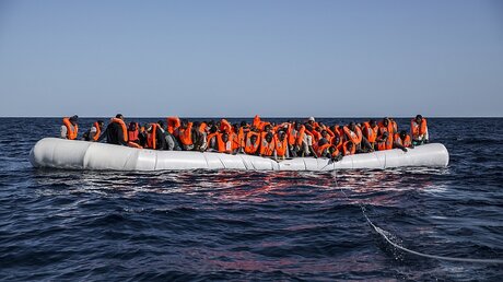 Flüchtlinge auf dem Mittelmeer / © Olmo Calvo (dpa)