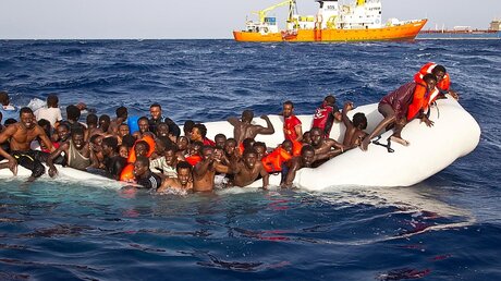Flüchtlinge im Mittelmeer / © Ong Sos Mediterranee / Handout (dpa)