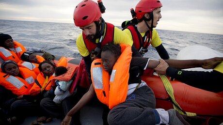 Flüchtlinge im Mittelmeer gerettet  / © Emilio Morenatti (dpa)