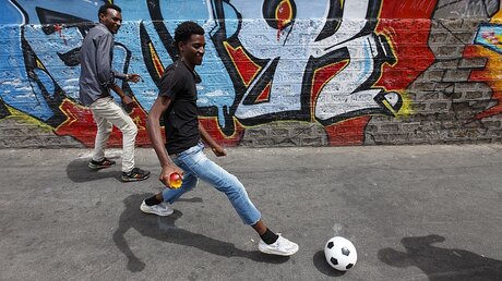 Fußballspielende afrikanische Flüchtlinge sind CSU-Politiker Scheuer ein Dorn im Auge / © Paul Haring (KNA)