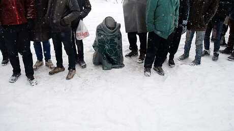 Flüchtlinge harren bei Schnee und Kälte in Serbien aus / © Darko Vojinovic (dpa)