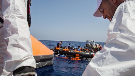 Flüchtlingsboot kentert vor Libyen  / © Marta Soszynska (dpa)