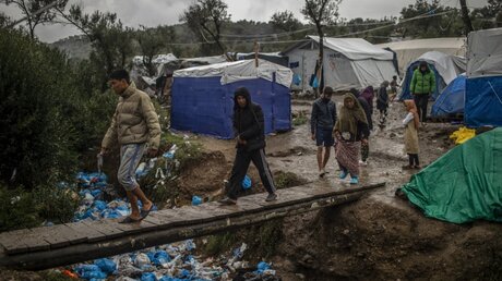 Flüchtlingslager auf Lesbos / © Angelos Tzortzinis (dpa)