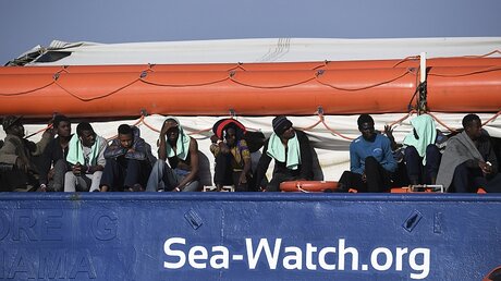 Flüchtlingsschiff "Sea-Watch" / © Salvatore Cavalli (dpa)