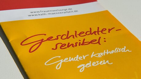 Flyer "Geschlechtersensibel - Gender katholisch gelesen" / © Elisabeth Schomaker (KNA)