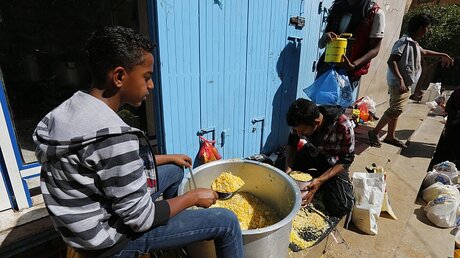 Essensausgabe in Jemens Hauptstadt Sanaa / © Yahya Arhab (dpa)