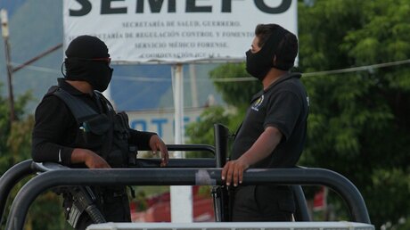 Polizisten überwachen die Bergung der Leichen in Mexiko (dpa)