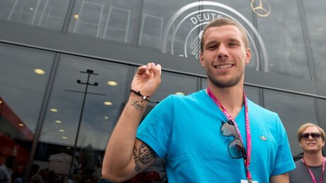 Lukas Podolski kickt für den Frieden (dpa)