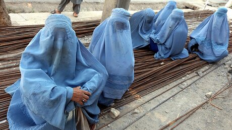 Vollverschleierte Frauen in Afghanistan / © Jalil Rezayee (dpa)