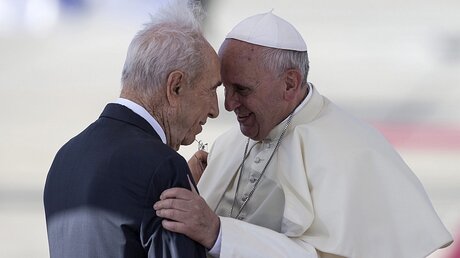 Trauer um Schimon Peres: Papst Franziskus traf ihn im Jahr 2014 / © Oliver Weiken (dpa)