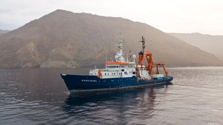  Forschungsschiff "Poseidon" vom Geomar wird kirchliches Flüchtlingsschiff / © Jens Klimmeck (dpa)