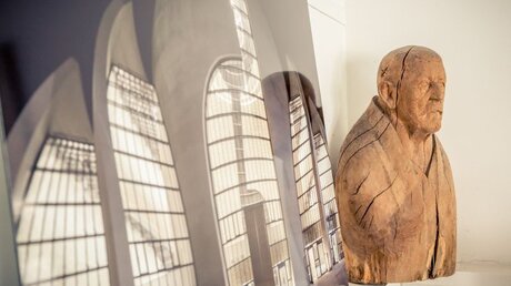 Foto der Kölner Ditib-Zentralmoschee und eine Büste, die Architekt Dominikus Böhm darstellt, entworfen von Paul und Gottfried Böhm / © David Klammer (KNA)