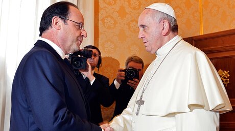 Treffen sich im Vatikan: Francois Hollande und Papst Franziskus / © Gabriel Bouys (KNA)