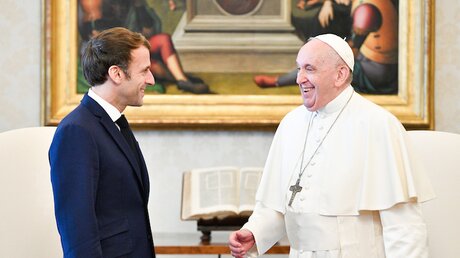 Frankreichs Präsident Emmanuel Macron bei Papst Franziskus / © Vatican Media (KNA)