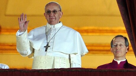 Papst Franziskus nach seiner Wahl am 13. März 2013 (epd)
